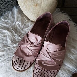 Bueno Dusty Rose Leather Knot Slip-On Loafers